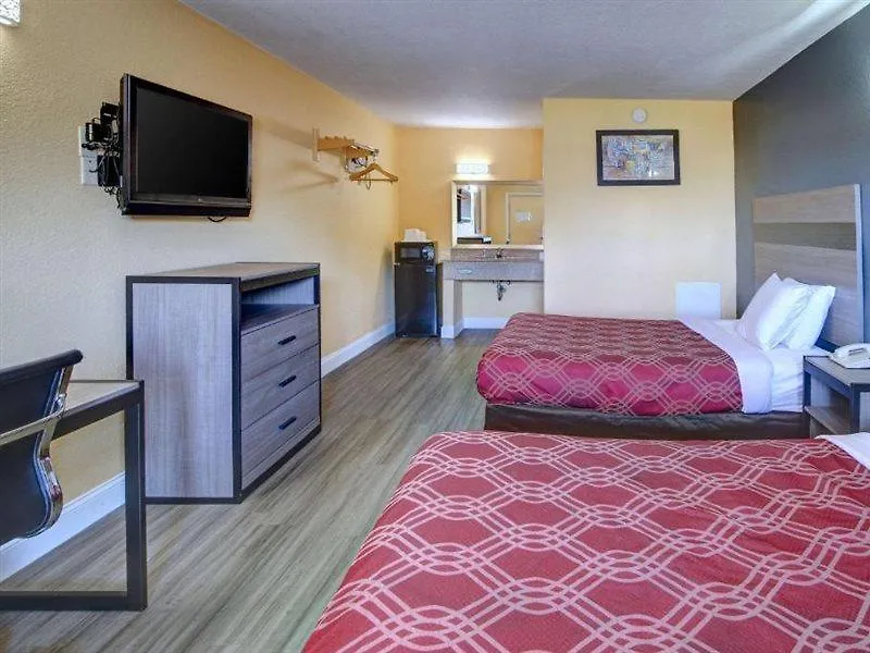 Econo Lodge At Military Circle Norfolk Holiday home